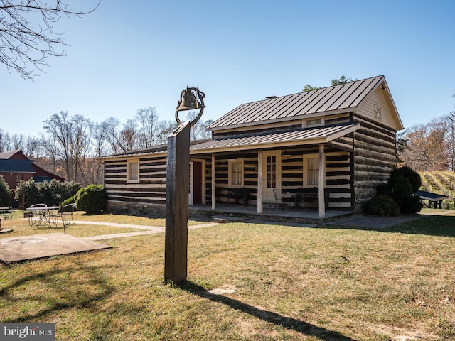 back of house featuring a yard