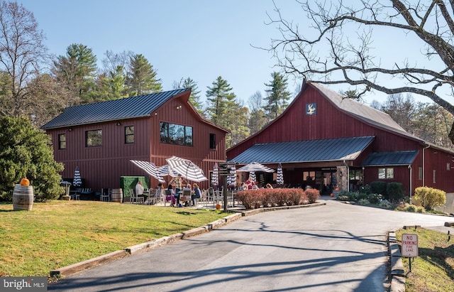 view of front of property featuring a front yard