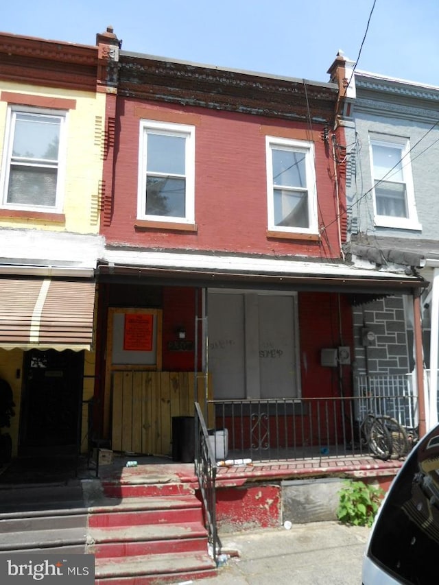 townhome / multi-family property featuring covered porch