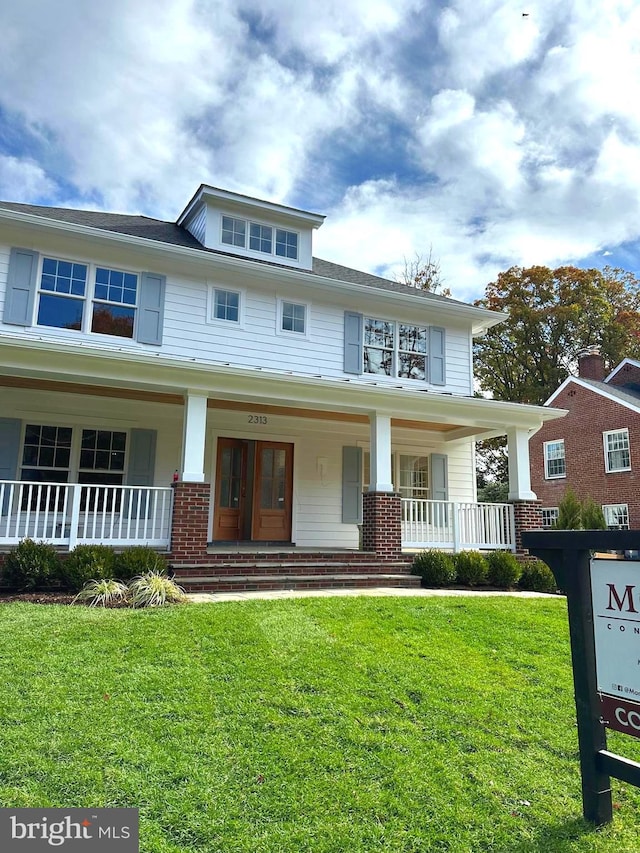 view of front facade featuring a front yard