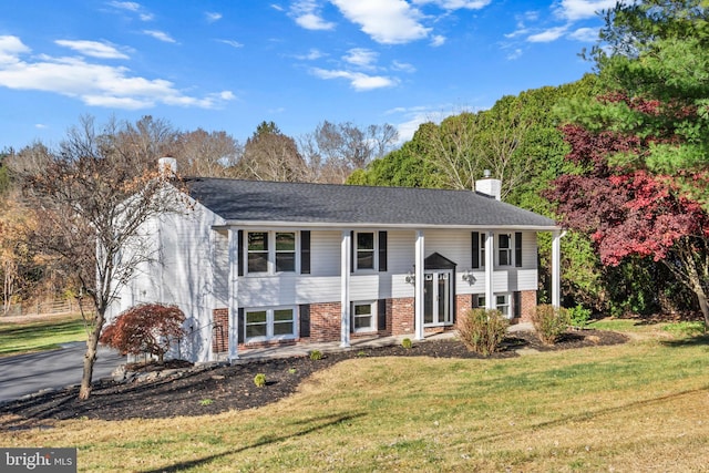 split foyer home featuring a front lawn