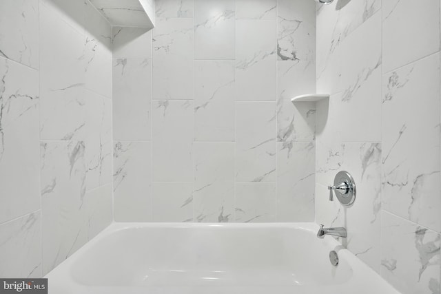 bathroom featuring tiled shower / bath combo