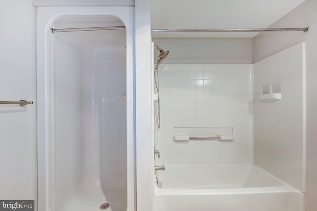 bathroom with tiled shower / bath combo