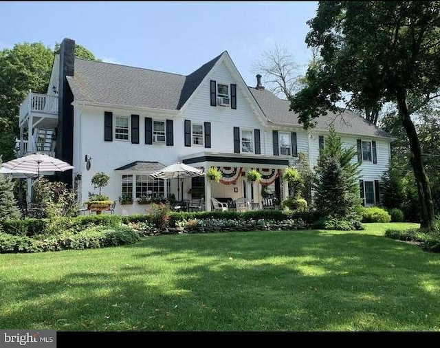 view of front of property with a front lawn