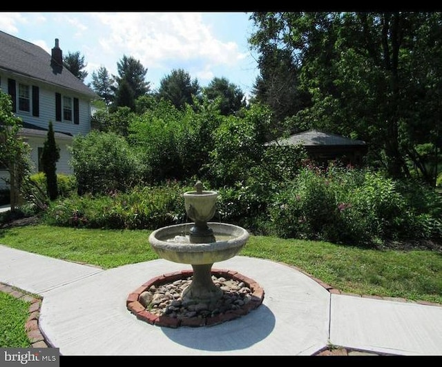 view of property's community featuring a yard