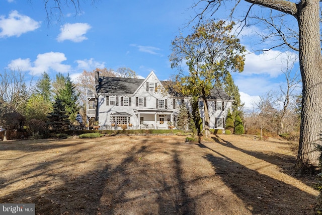 view of front facade featuring a front lawn and a porch