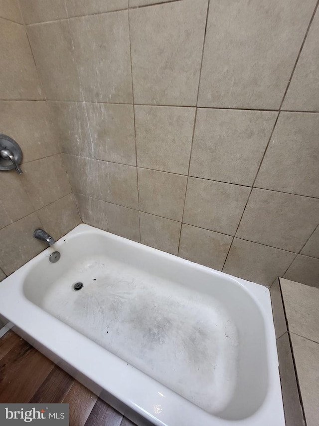 bathroom featuring a washtub