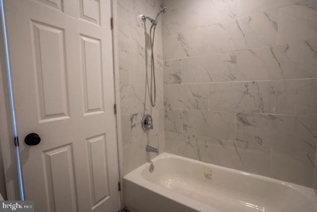 bathroom featuring tiled shower / bath