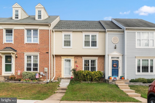 multi unit property featuring a front yard