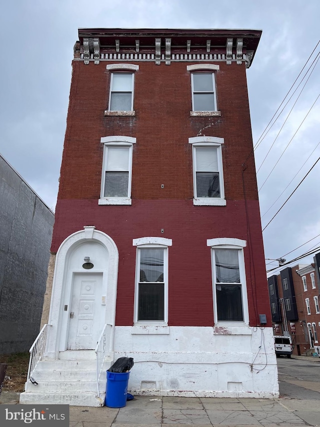 view of italianate-style house