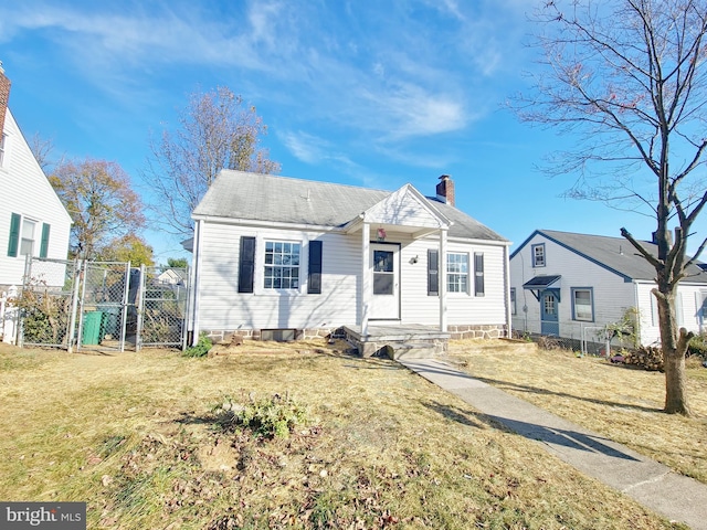 view of front of property featuring a front lawn