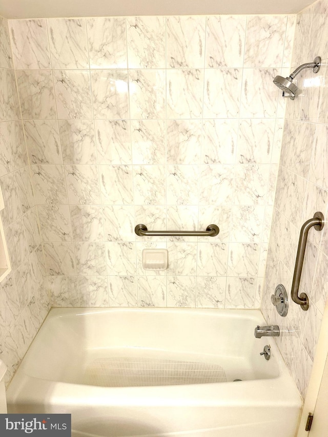 bathroom with tiled shower / bath