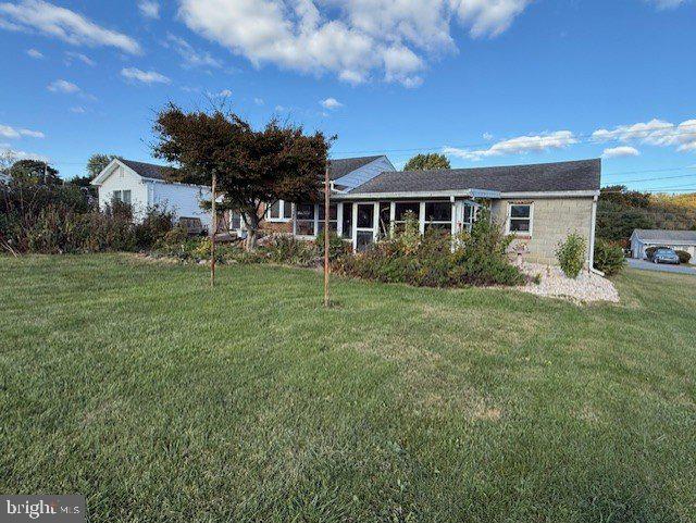 ranch-style house featuring a front yard