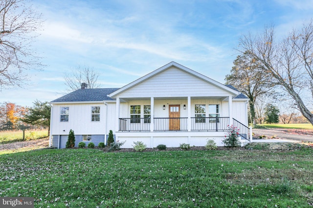 view of front of house with covered porch and a front yard