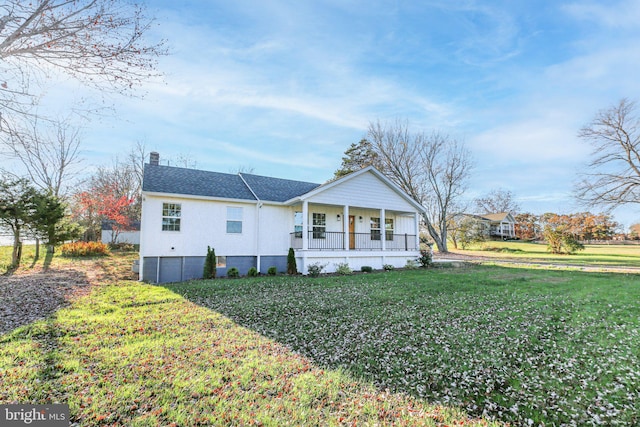 view of front facade featuring covered porch and a front yard