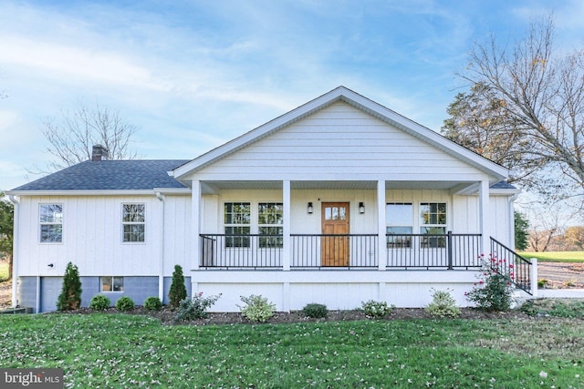 view of front of property with a front lawn and a porch