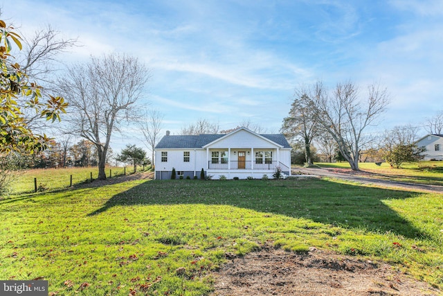 view of front facade featuring a porch and a front yard