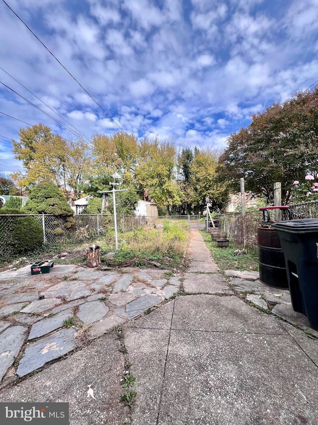 view of yard featuring a patio area