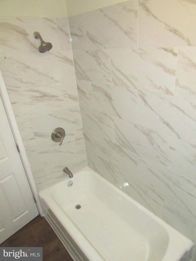 bathroom featuring tiled shower / bath combo