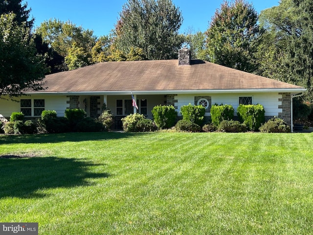 single story home featuring a front lawn