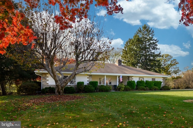 single story home with a front lawn