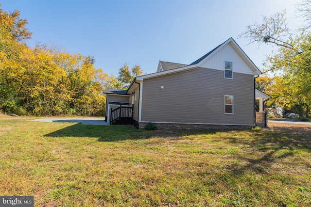 view of side of property featuring a yard