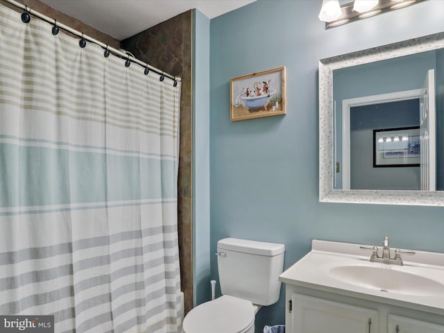 bathroom with a shower with curtain, vanity, and toilet