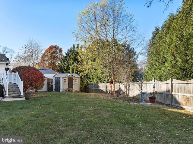 view of yard featuring a storage shed