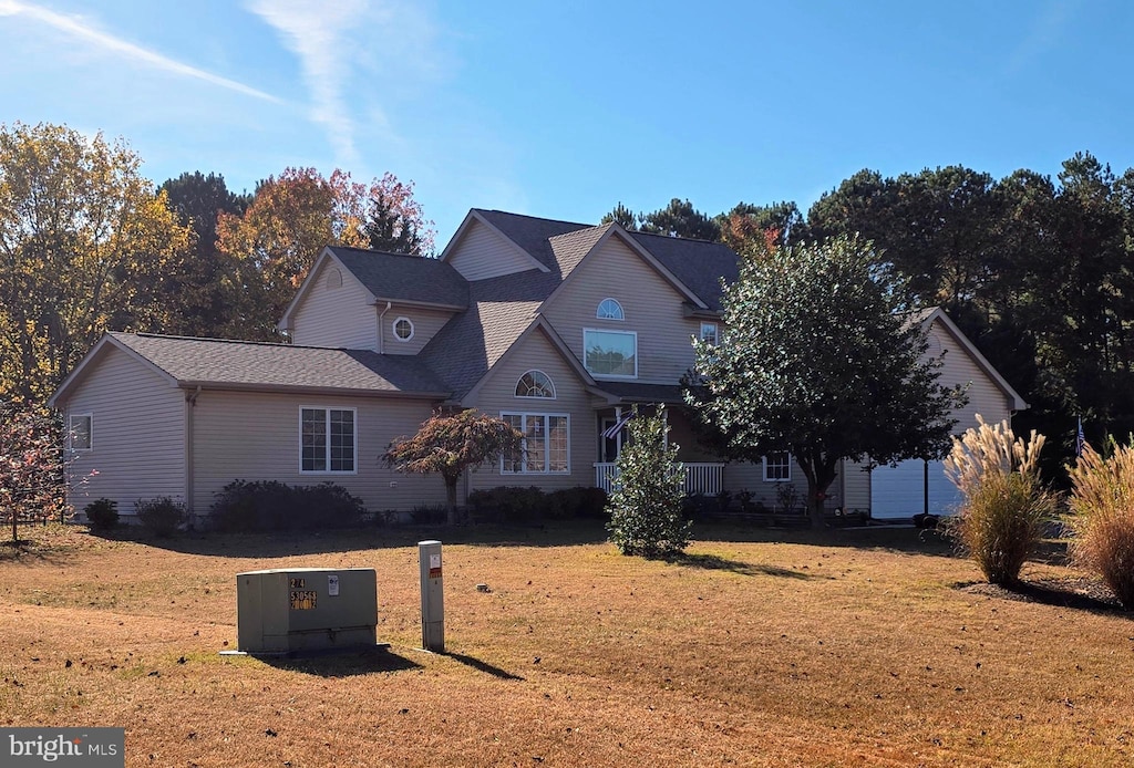 view of front of home featuring a front lawn