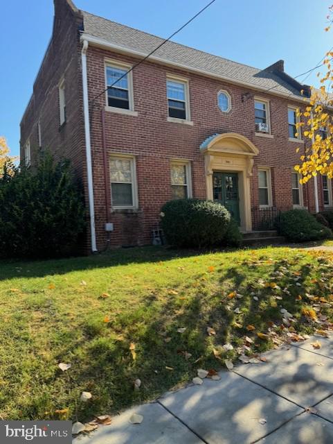 view of front of home featuring a front lawn