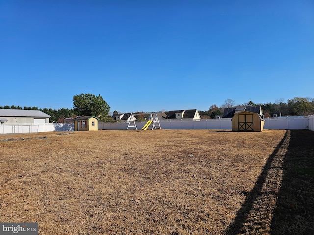 view of yard featuring a shed