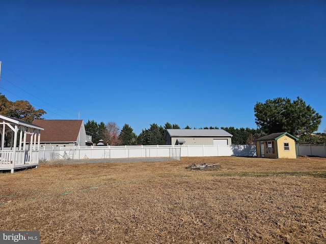 view of yard with a storage shed