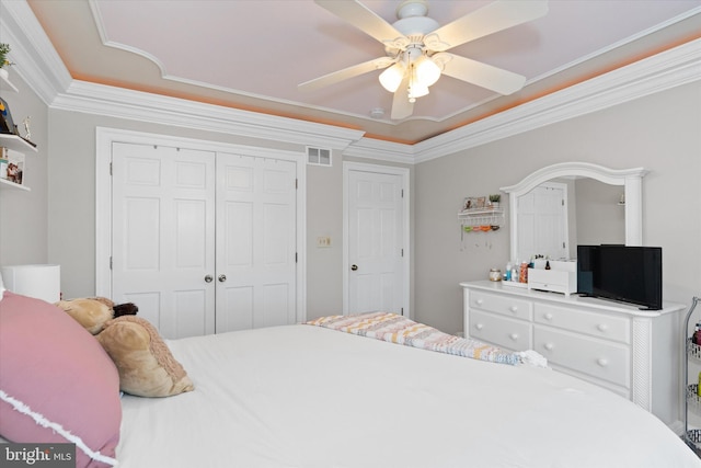 bedroom featuring crown molding, visible vents, ceiling fan, and a closet
