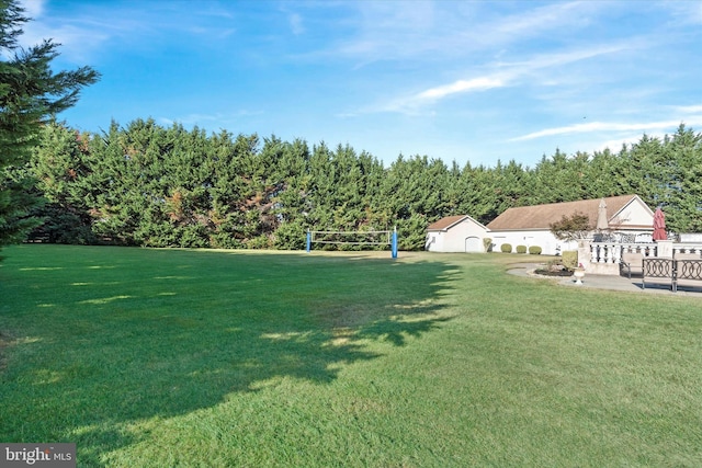 view of yard featuring volleyball court