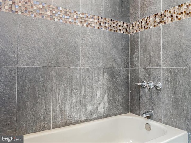 bathroom with bathtub / shower combination