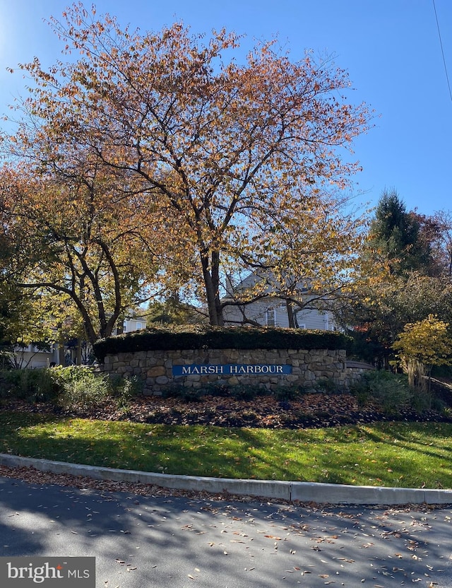 view of community / neighborhood sign