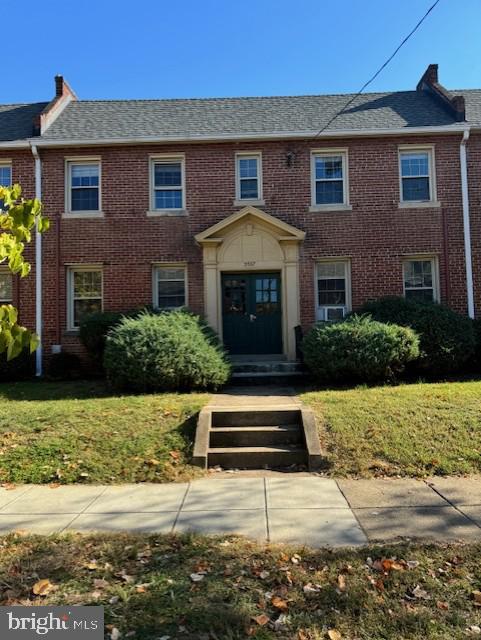 view of front facade featuring a front yard