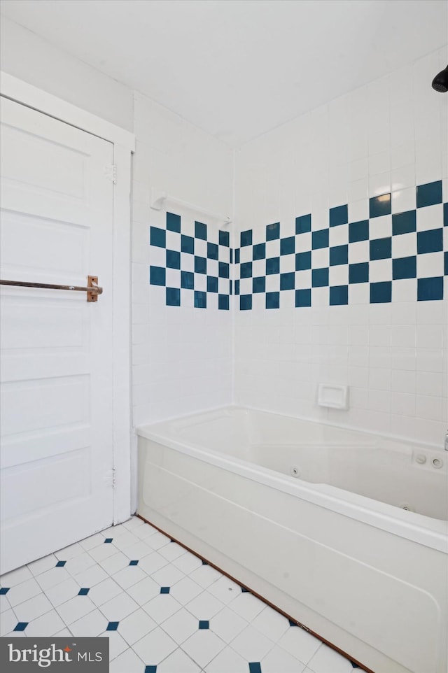 bathroom with tiled shower / bath combo