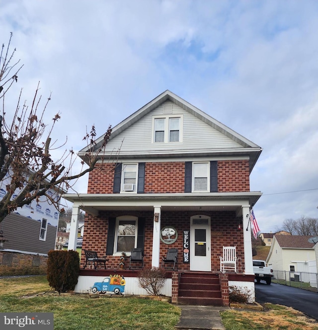 view of front of property featuring a front lawn and a porch