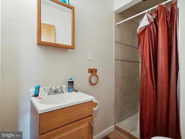 bathroom with toilet, a shower with curtain, and vanity