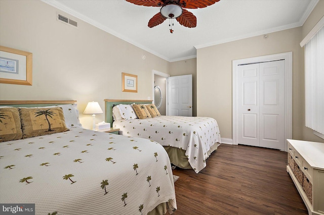 bedroom featuring ceiling fan, a closet, crown molding, and dark hardwood / wood-style floors