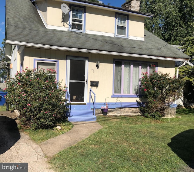 view of front facade featuring a front yard