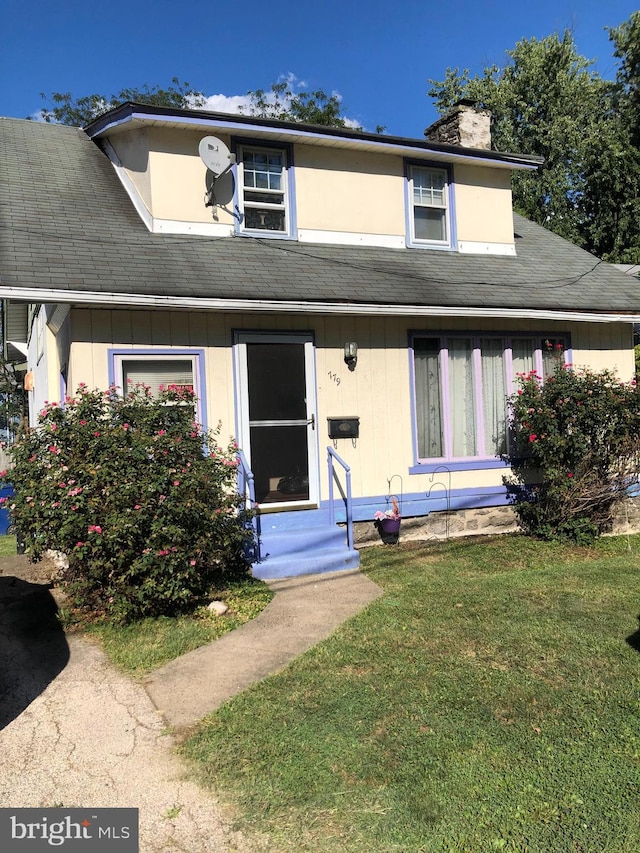 view of front facade with a front yard