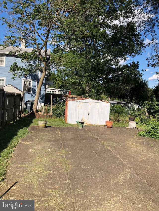 view of yard featuring a storage shed