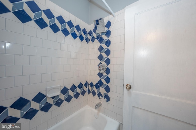 bathroom featuring tiled shower / bath combo