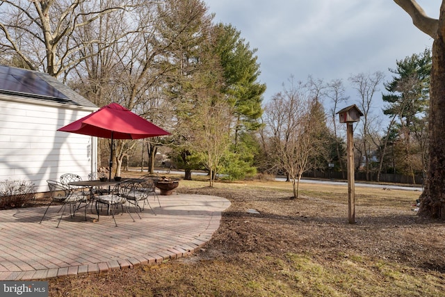 view of yard featuring a fire pit