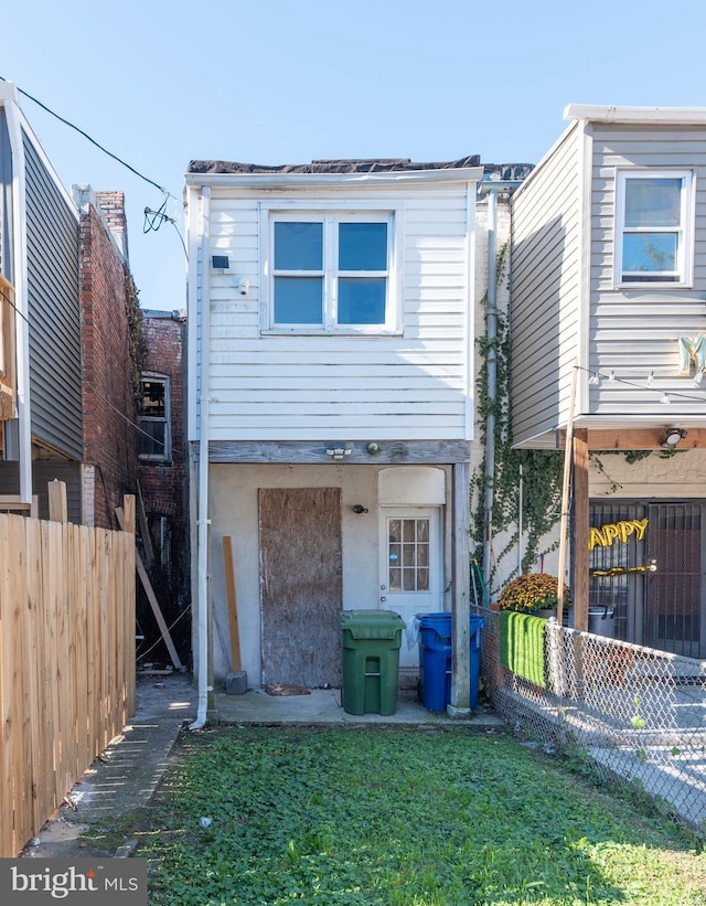 view of front facade featuring a front yard