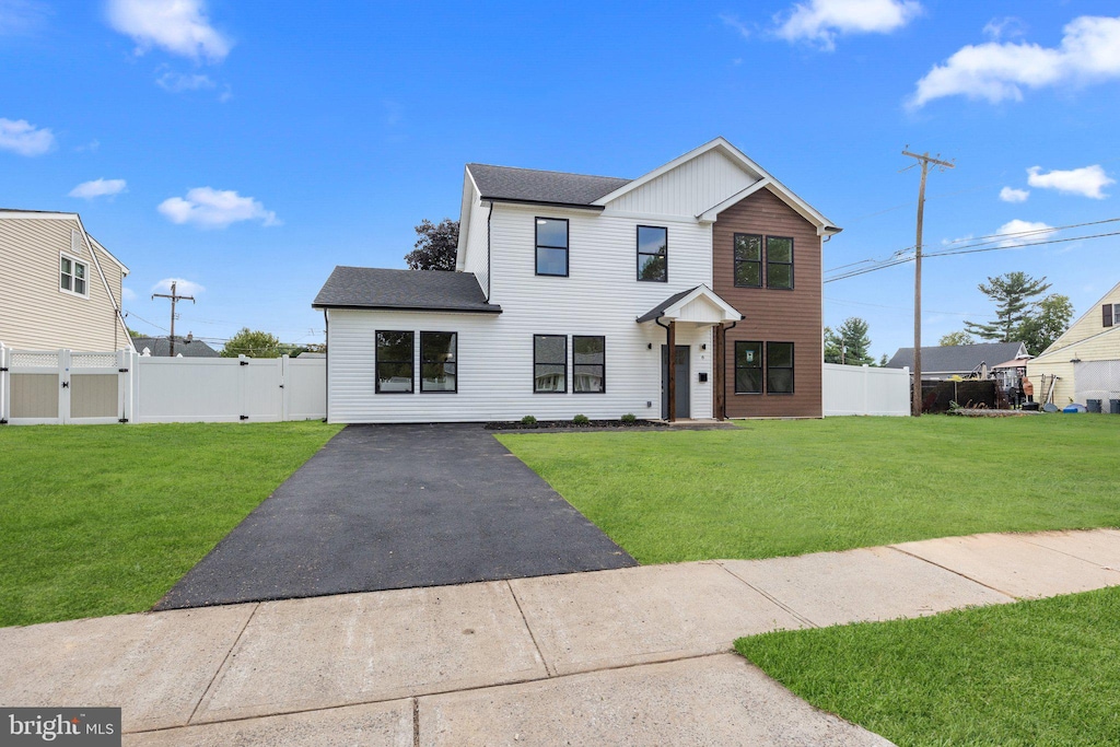 view of front of home featuring a front lawn