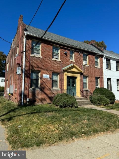 view of front of home featuring a front lawn