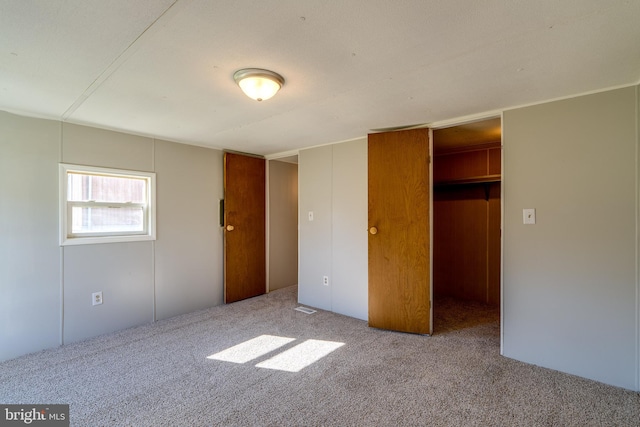 unfurnished bedroom with carpet flooring and a closet